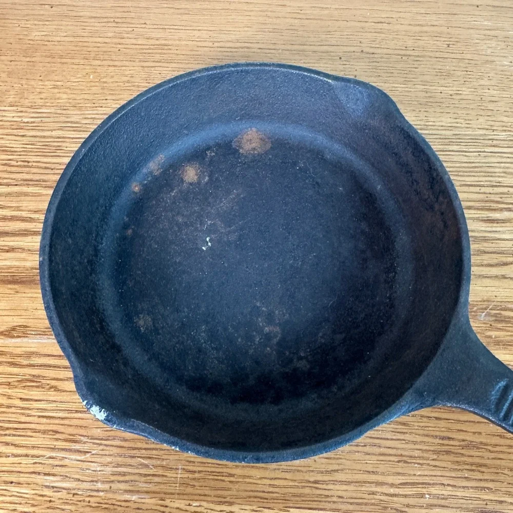 Benjamin & Medwin 8 Inch Cast Iron Skillet Frying Pan Black Round Spouted